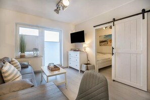 Living area - Apartment with balcony and WLAN (Dornumersiel)