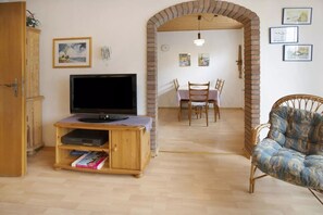 Living area - Bungalow in Neßmersiel invites you to a relaxing vacation with its terrace and other amenities. (Nessmersiel)