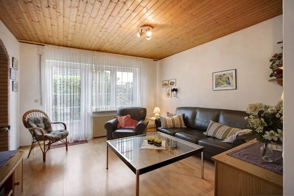 Living area - Bungalow in Neßmersiel invites you to a relaxing vacation with its terrace and other amenities. (Nessmersiel)