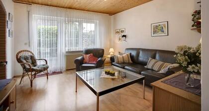 Bungalow in Neßmersiel lädt mit seiner Terrasse und weiteren Annehmlichkeiten zum erholsamen Urlaub ein.