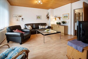 Living area - Bungalow in Neßmersiel invites you to a relaxing vacation with its terrace and other amenities. (Nessmersiel)