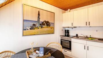 Kühlschrank, Ofen, Geschirrspüler, Wasserkocher mit Kaffee-/Teezubehör