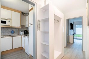 Réfrigérateur, micro-ondes, four, lave-vaisselle