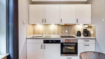 Een koelkast, een oven, een vaatwasser, een koffiezetapparaat/waterkoker