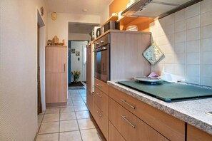 Kjøleskap, mikrobølgeovn, ovn og kaffetrakter/tekoker