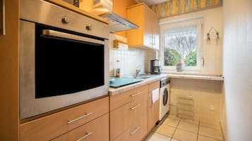 Een koelkast, een microgolfoven, een oven