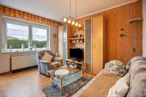 Living area - The vacation apartment Niedl App Helene 2 is located in Neßmersiel and is perfect for an unforgettable vacation with your loved ones. (Nessmersiel)