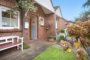 Exterior detail - Typical East Frisian semi-detached house, the house "Wattenmeer" High-quality, comfortably furnished semi-detached house (Nessmersiel)