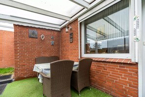 Outdoor dining - Vacation home 'Möwenweg' near the sea with garden and WLAN (Dornumersiel)