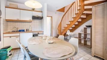Fridge, microwave, oven, coffee/tea maker