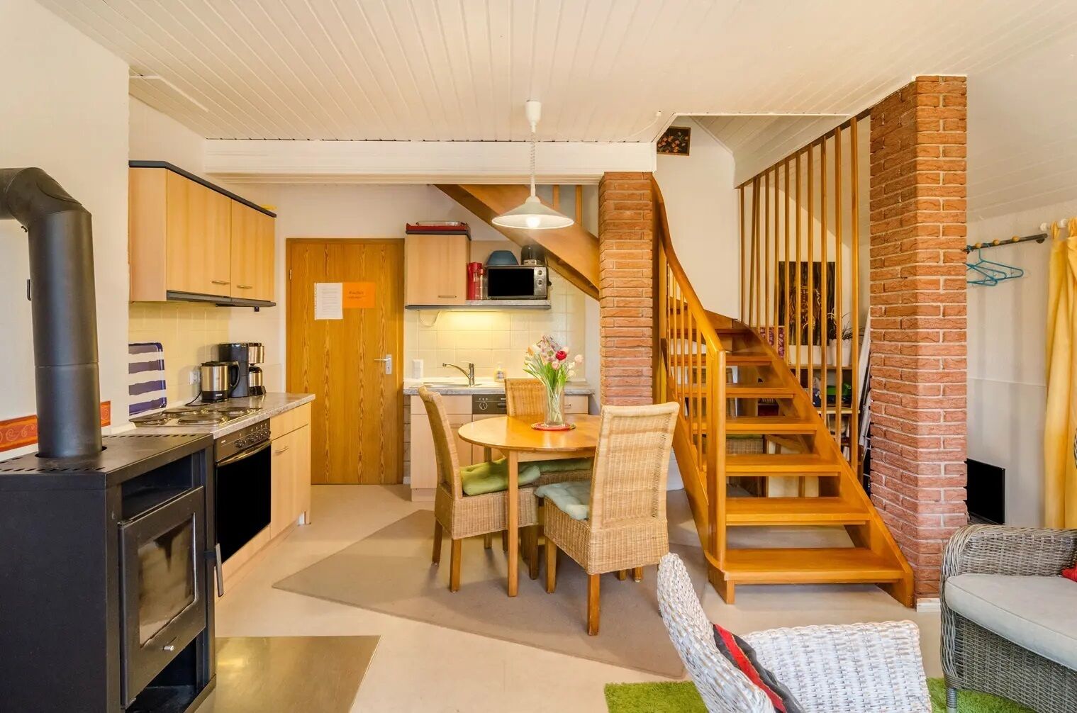 Kjøleskap, ovn, kaffetrakter/tekoker og brødrister