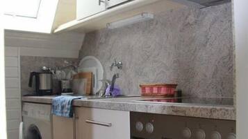 Kühlschrank, Mikrowelle, Ofen, Wasserkocher mit Kaffee-/Teezubehör