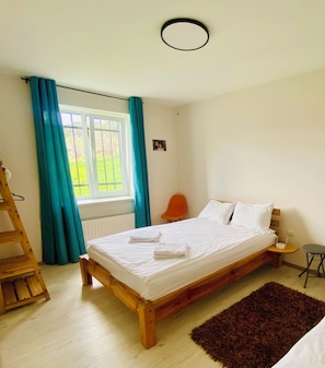 3 bedrooms, desk, iron/ironing board, free WiFi - Dez Guesthouse, cozy house surrounded by charming forests and mountains 
 (Margahovit)