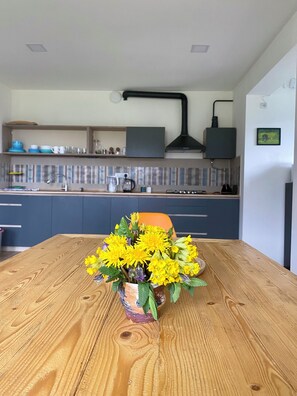 Fridge, microwave, stovetop, coffee/tea maker - Dez Guesthouse, cozy house surrounded by charming forests and mountains 
 (Margahovit)