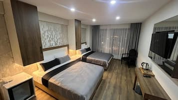 Deluxe Quadruple Room | Item bar mini percuma, meja, kalis bunyi, seterika/papan seterika