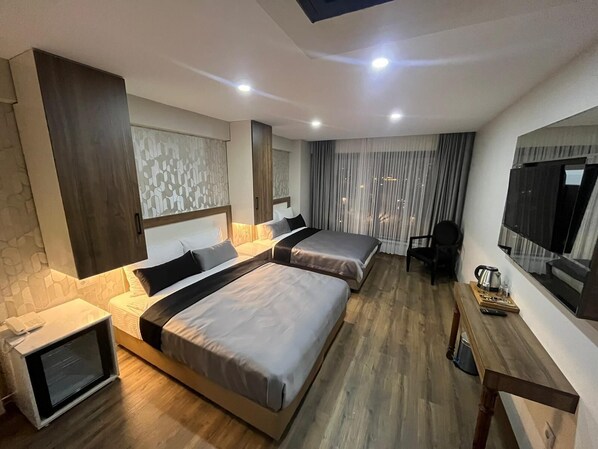 Deluxe Quadruple Room | Free minibar items, desk, soundproofing, iron/ironing board - SİS HOTEL (Istanbul)