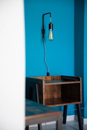 خزنة داخل الغرفة ومكتب ومساحة عمل للكمبيوتر المحمول