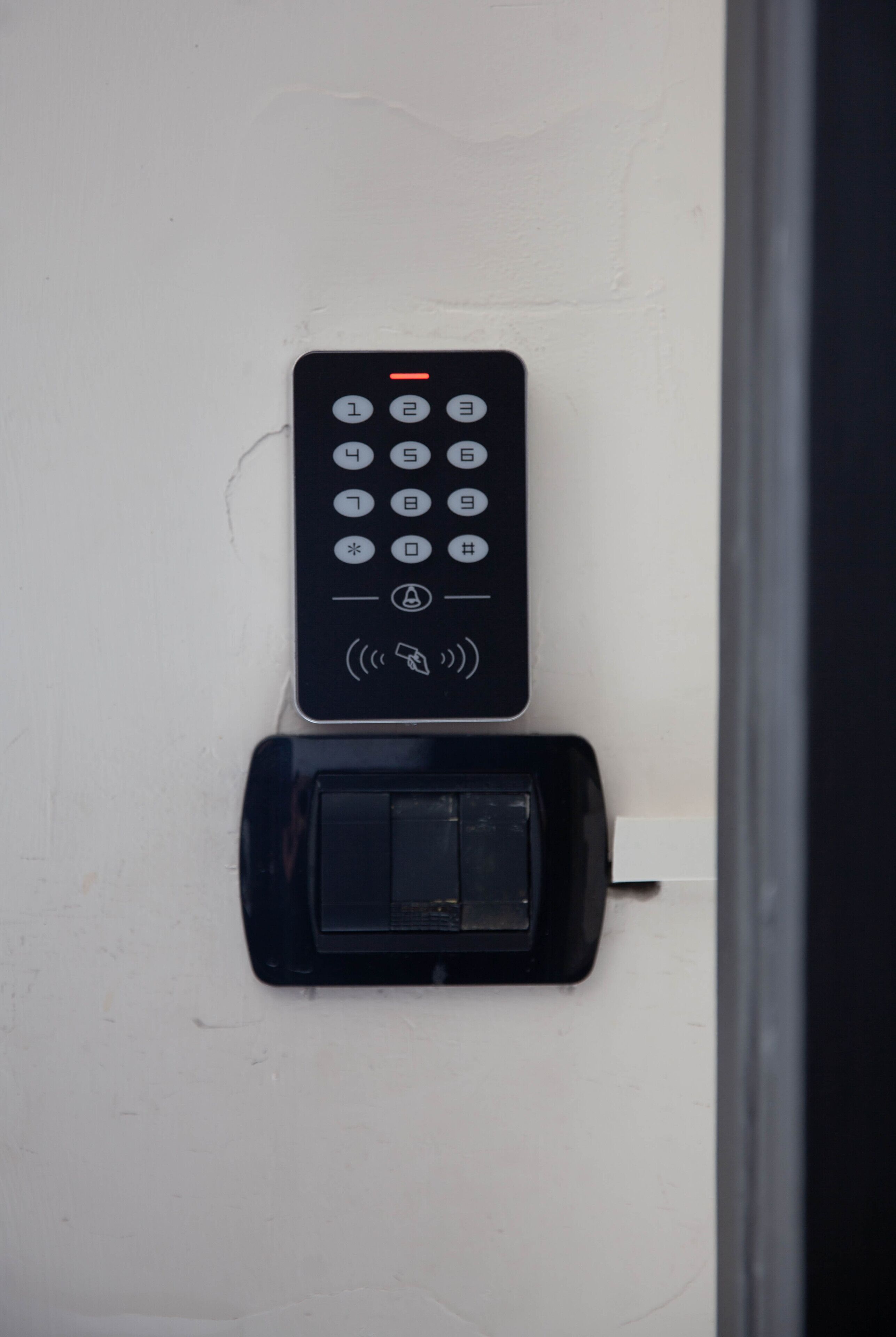 Un teclado de pared y un sistema de cierre de puerta.