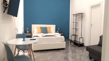 Quadrupla Classic | 1 camera, una cassaforte in camera, una scrivania, postazione laptop