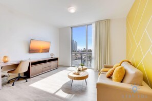 TV, offices - Lovely Apartment| Rooftop Pool+ Gym (Hollywood)