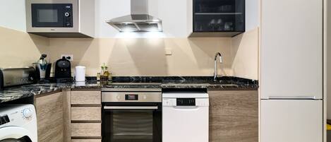 Kjøleskap, mikrobølgeovn, ovn og kokeplater