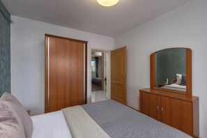 2 bilik tidur, peti besi dalam bilik, ruang kerja komputer riba 