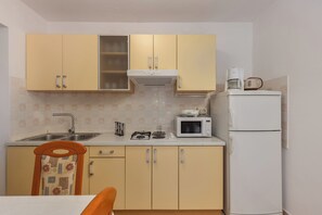 Fridge, microwave, stovetop, coffee/tea maker - Family Resort Santa Maria I Apartment 1 (Novalja)