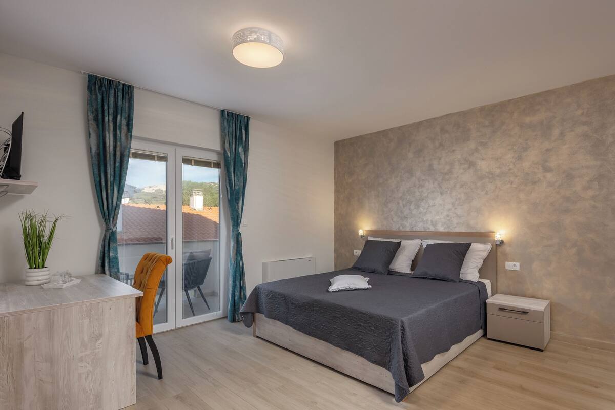 2 bedrooms, laptop workspace, bed sheets