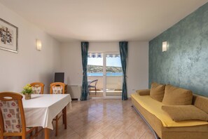 21-inch Smart TV with cable channels - Family Resort Santa Maria (Novalja)