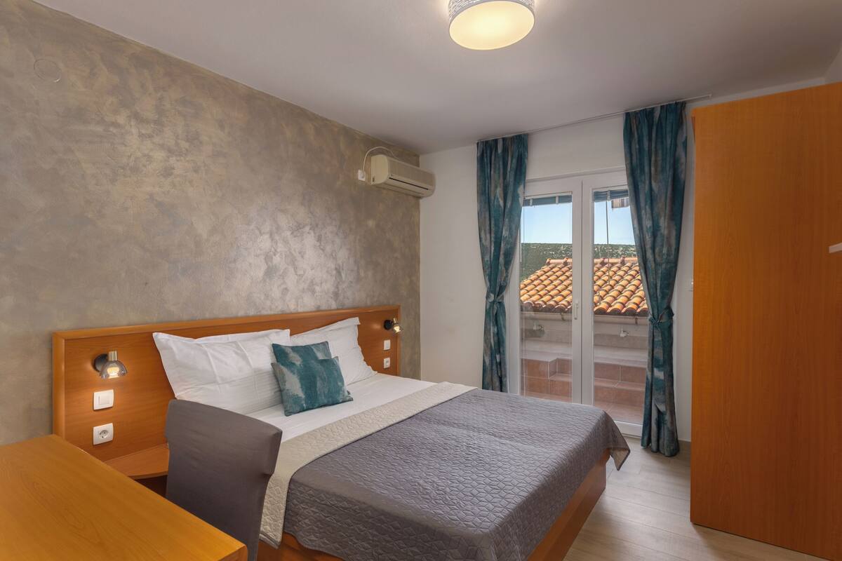 2 bedrooms, laptop workspace, bed sheets