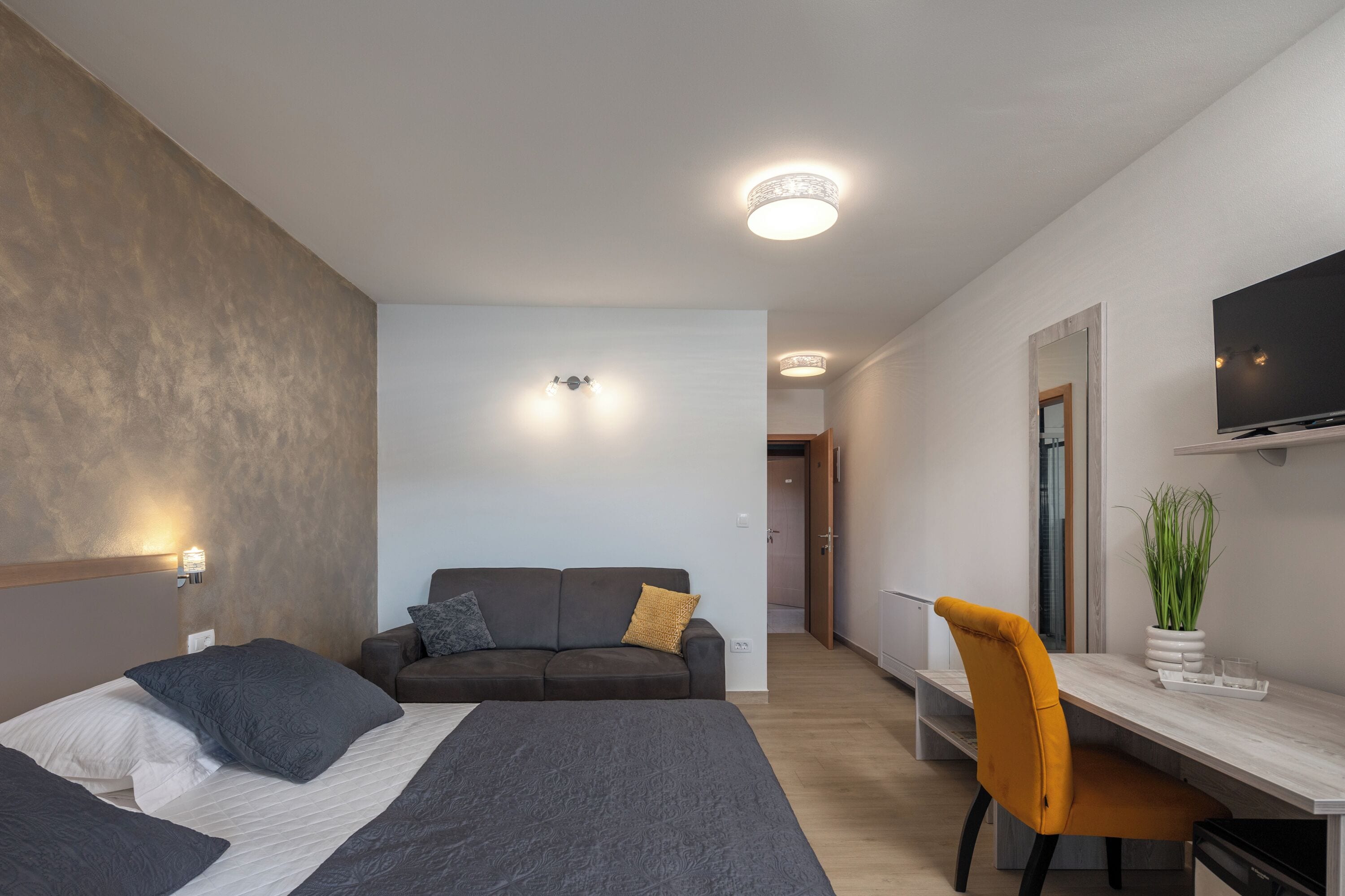 2 عدّة غرف نوم ومساحة عمل للكمبيوتر المحمول وملاءات أسرّة