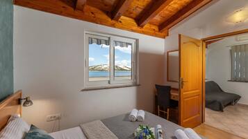 2 bedrooms, laptop workspace, bed sheets