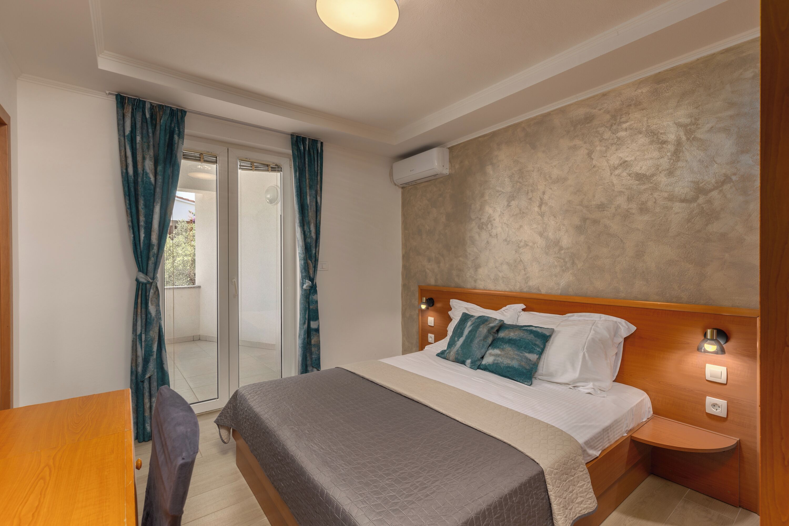 2 عدّة غرف نوم ومساحة عمل للكمبيوتر المحمول وملاءات أسرّة