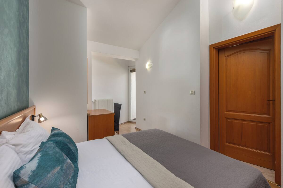 2 bedrooms, laptop workspace, bed sheets