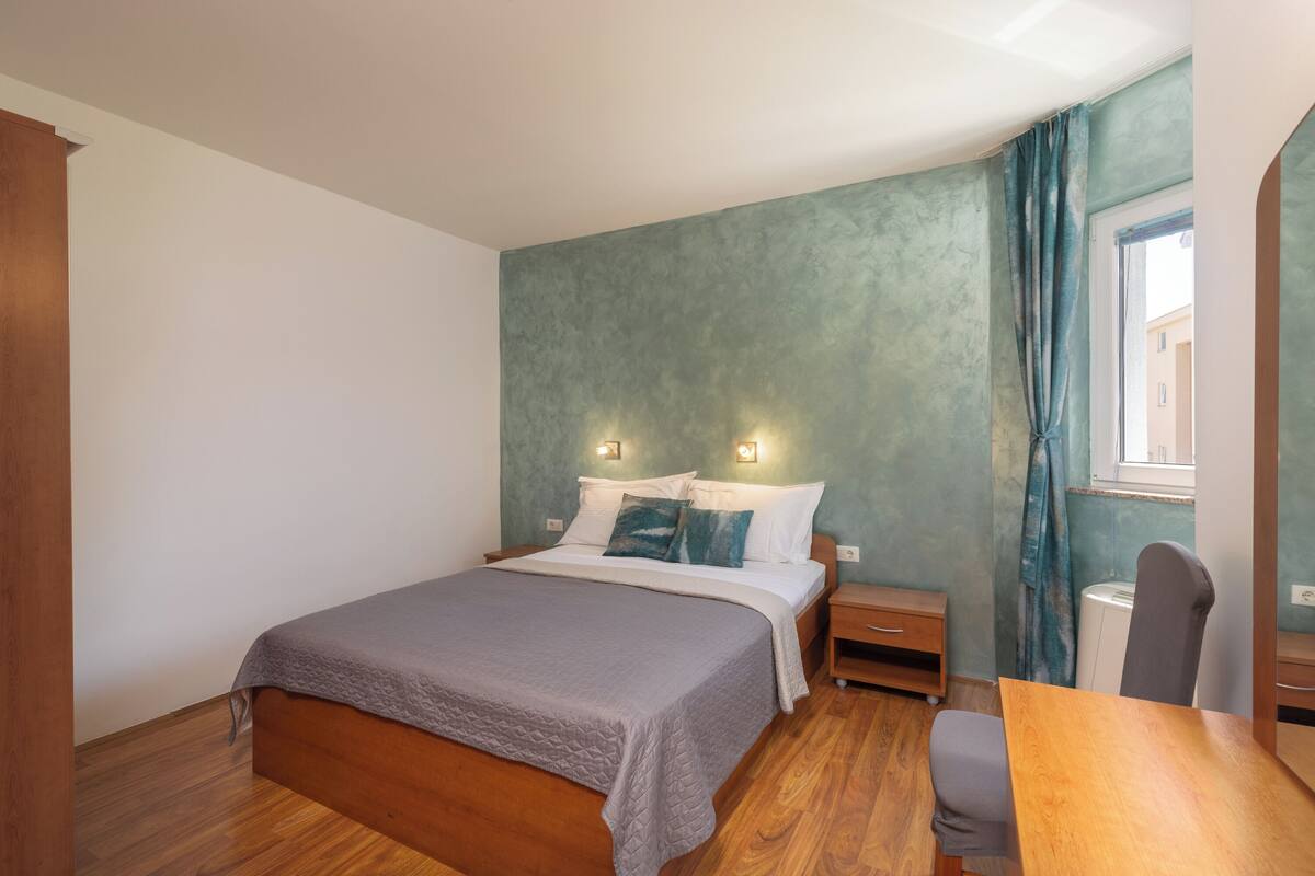 2 bedrooms, laptop workspace, bed sheets