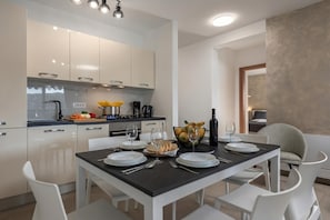 Appartement Familial, 2 chambres, 2 salles de bains, vue mer (Family Resort Santa Maria II) | Salle à manger