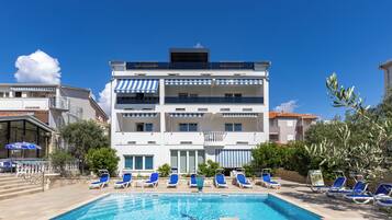 Hồ bơi ngoài trời