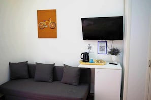 Triple Room, 1 Double Bed with Sofa bed | In-room safe, free WiFi - QUEEN 20 - PRIVATE ROOMS DUOMO (Naples)