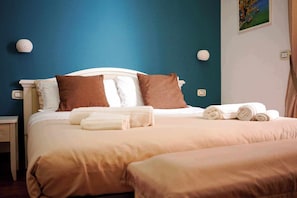 Triple Room, 1 Double Bed with Sofa bed | In-room safe, free WiFi - QUEEN 20 - PRIVATE ROOMS DUOMO (Naples)