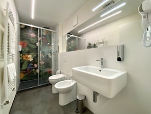 Basic-Doppel- oder -Zweibettzimmer | Badezimmer