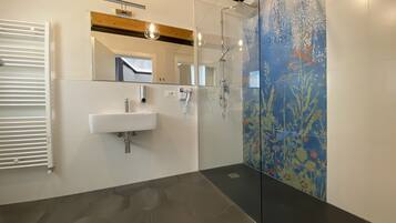 Superior-Vierbettzimmer | Badezimmer