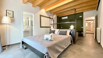 Quadrupla Comfort | 1 camera, una scrivania, Wi-Fi gratuito