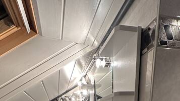 Dusche, Haartrockner, Handtücher, Seife