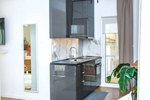 Kühlschrank, Mikrowelle, Ofen, Wasserkocher mit Kaffee-/Teezubehör