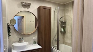 Haartrockner, Handtücher, Seife, Toilettenpapier