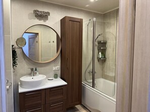 Secadora de cabello, toallas, jabón, papel de baño 