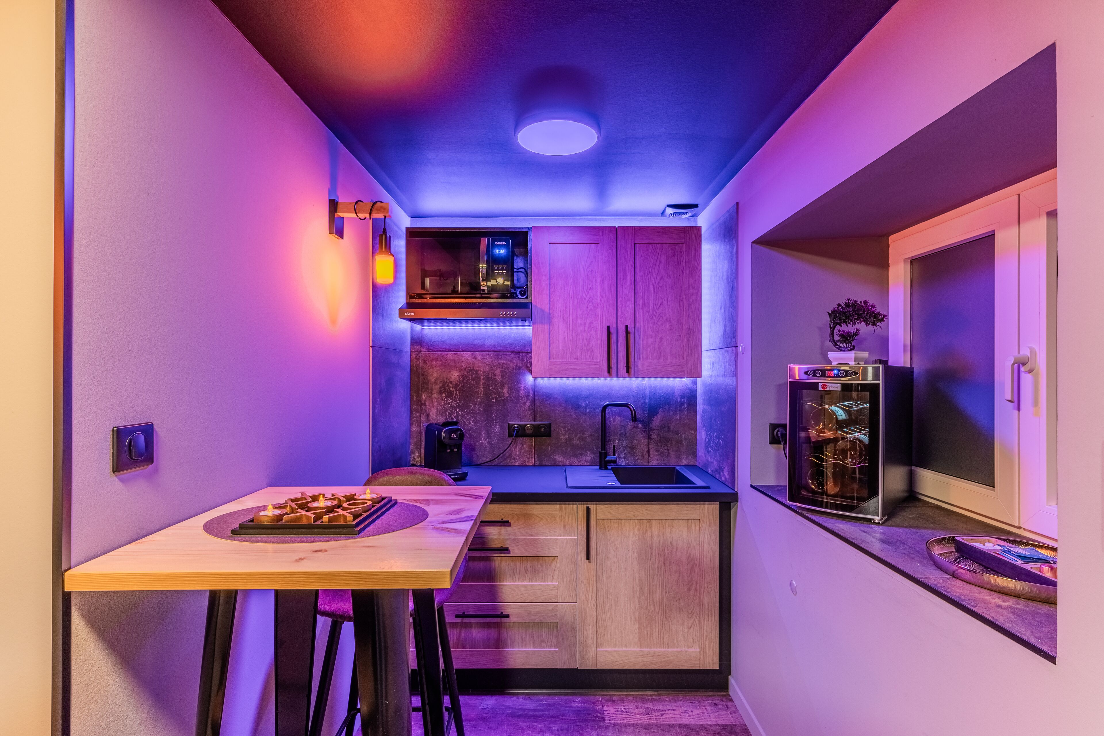 Frigorífic, microones, placa de cuina i cafetera i tetera 