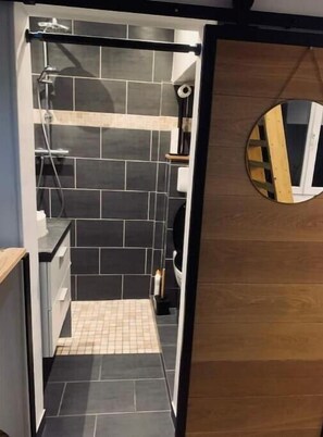 Haartrockner, Handtücher, Seife, Toilettenpapier