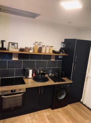 Kühlschrank, Mikrowelle, Ofen, Herdplatte