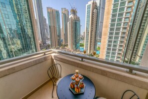 Outdoor dining - Bellavista - Ultra Modern - 2BR - Boulevard Central - Burj Khalifa View BV 01-13 (Dubai)